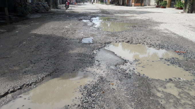 Phần mặt đường bị băm nát tạo thành những cái bẫy.