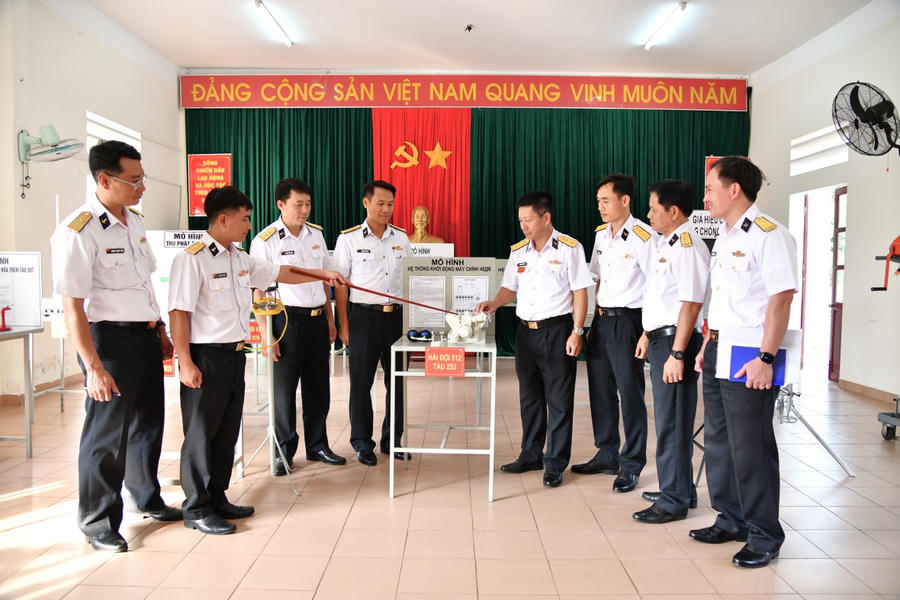 Ban giám khảo chấm thi sáng kiến, cải tiến mô hình, trang thiết bị huấn luyện