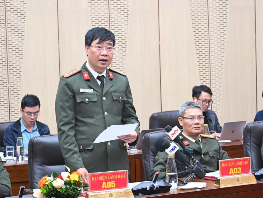 Đại tá Nguyễn Hồng Quân, Phó Cục trưởng Cục An ninh mạng và phòng chống tội phạm công nghệ cao trả lời tại buổi Họp báo.