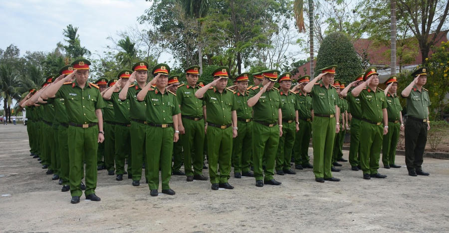 Đoàn đã dành phút mặc niệm tại tại đài bảo vệ an ninh Tổ quốc, Khu di tích lịch sử quốc gia Ban An ninh khu IX