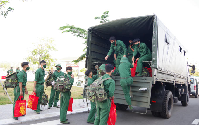 Các chiến sĩ hoàn thành nghĩa vụ quân sự trở về địa phương.