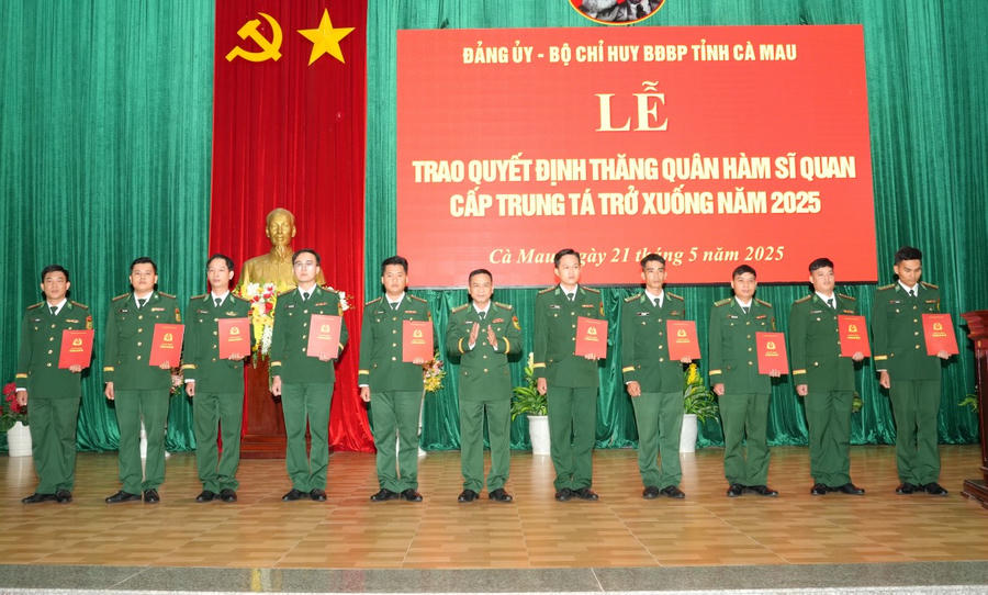 Đại tá Nguyễn Quang Hà - Phó Chính ủy BĐBP tỉnh Cà Mau, trao Quyết định thăng quân hàm cho sĩ quan cấp Thượng úy lên Đại úy.