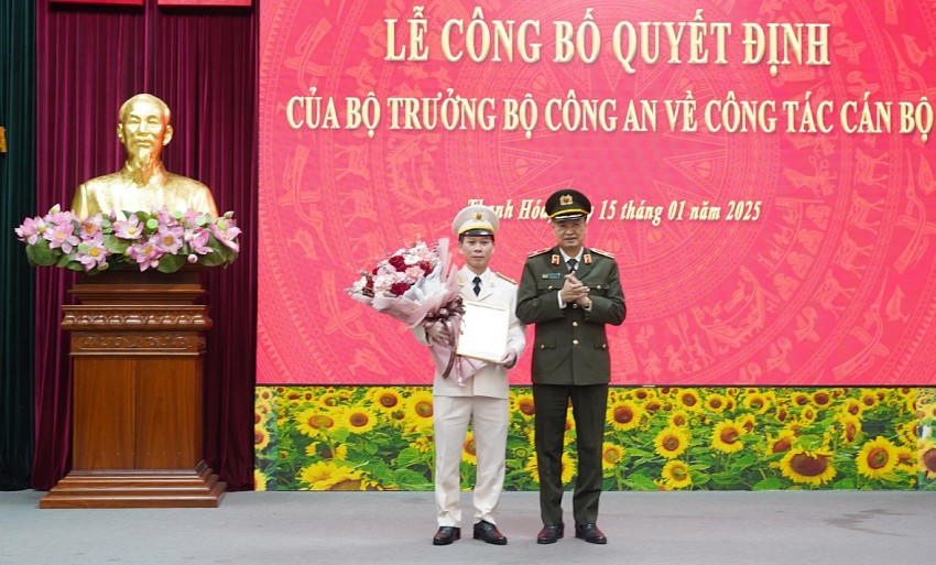 Thừa ủy quyền, Thiếu tướng Trần Phú Hà, Giám đốc Công an tỉnh Thanh Hóa trao Quyết định và tặng hoa chúc mừng Thượng tá Trịnh Văn Giang (Ảnh: C.A Thanh Hóa)