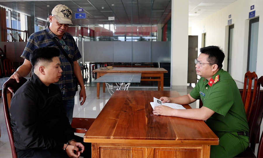 Lực lượng hình sự bắt và di lý Phan Thiên Phước về địa phương