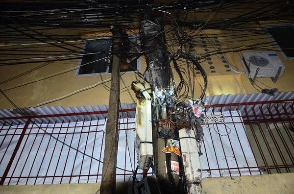 Chiếc cột điện bị cháy.