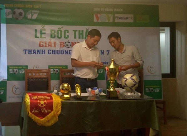 Lễ bốc thăm chia bảng các đội bóng.