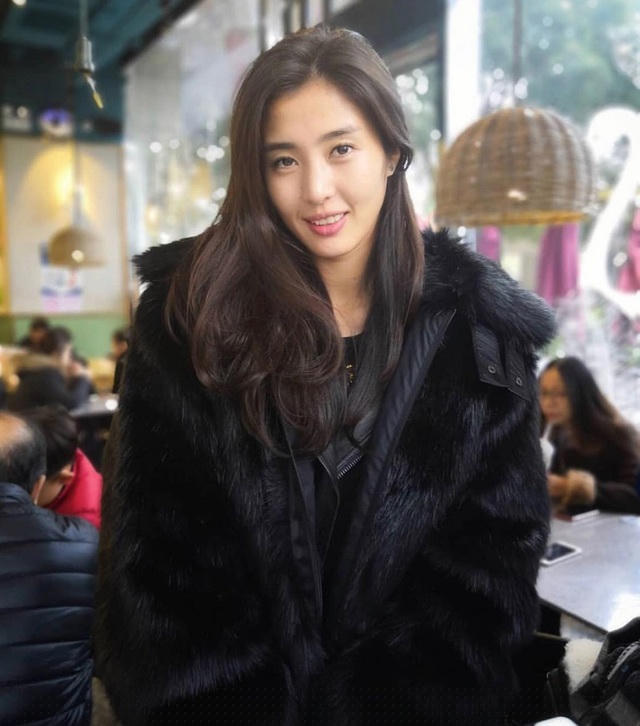 Đời thường, Zhao Lina tự nhận mình là một người bình tĩnh, có lập trường còn ngoài sân cỏ cô lại là một người hoàn toàn khác. Nữ thủ môn khẳng định khi ra sân cô mới được là chính mình, luôn hài hước và thích xem những video gây cười.