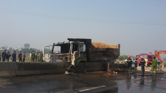 Cú đâm kinh hoàng của xe tải làm dải phân cách bị xô lệch.