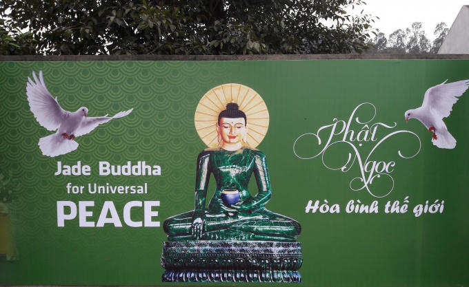 Phật Ngọc ngồi trên tòa sen với tư thế "Liên hoa tọa".