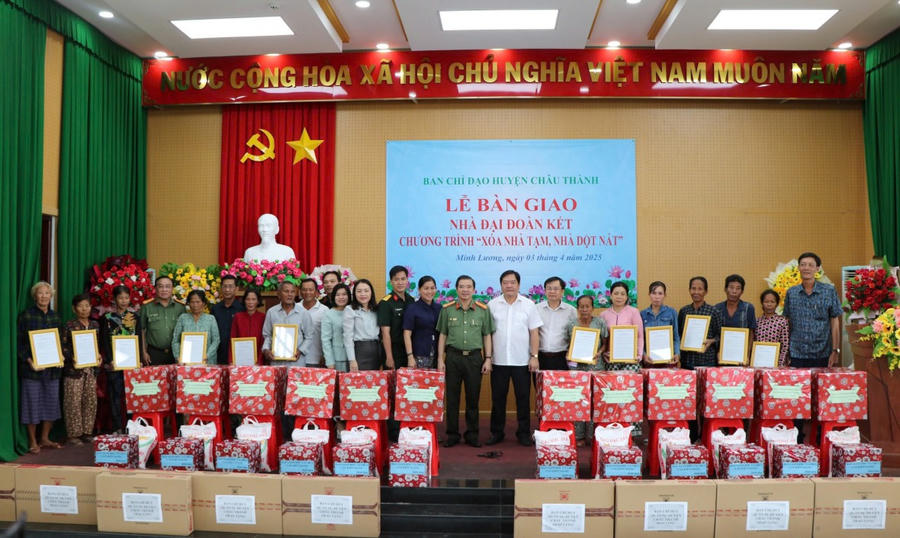 Ban Chỉ đạo xoá nhà tạm, nhà dột nát địa bàn huyện Châu Thành bàn giao nhà và tặng quà cho 12 hộ nghèo thị trấn Minh Lương