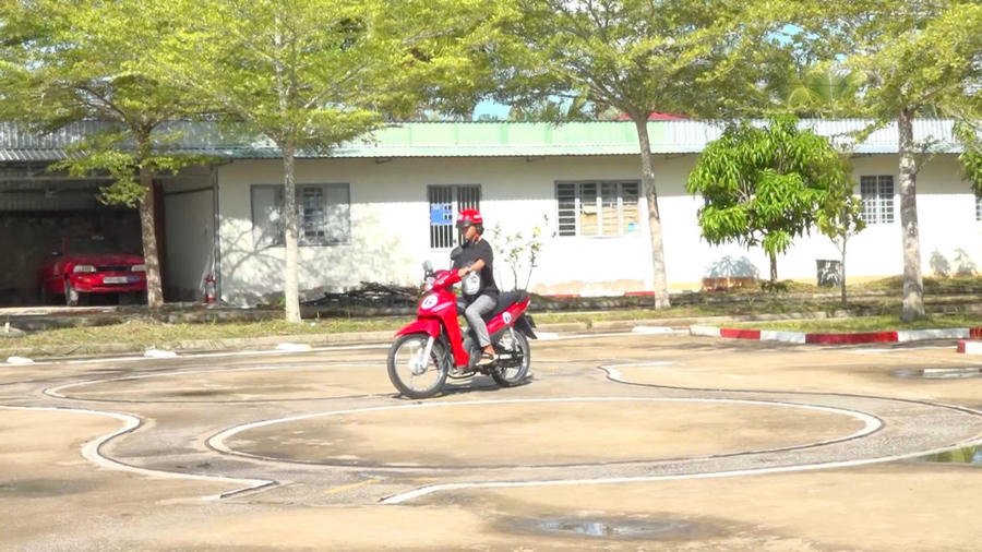 Các thí sinh dự thi phần lý thuyết và thực hành A1.
