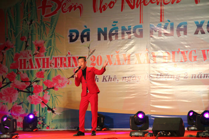 Ca sĩ Anh Ry thể hiện ca khúc "Thao thức" sáng tác thơ Vạn Lộc, phổ nhạc Quang Trung. (Ảnh: Vân Trương)