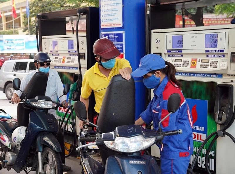 Giá xăng RON 95 về sát 19.000 đồng một lít