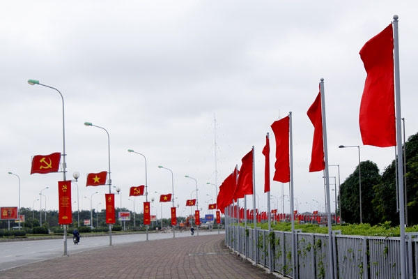 Pano, cờ đỏ tung bay trước Trung tâm Hội nghị Quốc gia.