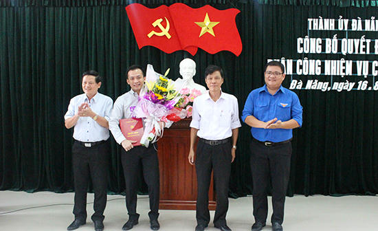 Ông Nguyễn Bá Cảnh (thứ hai, từ trái sang phải) đảm nhận vị trí Ban Dân vận Thành ủy Đà Nẵng. Ảnh: dangbodanang.