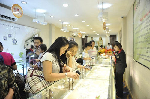Thời điểm mở hàng đầu năm được các doanh nghiệp, chủ tiệm chọn lựa kỹ lưỡng.