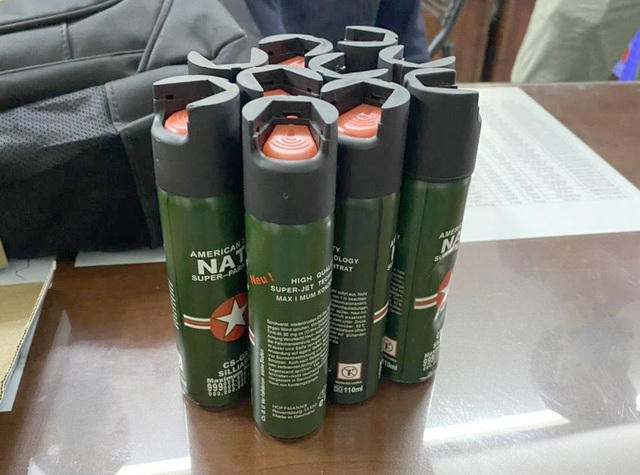 Bình hơi cay công an thu giữ từ băng cướp