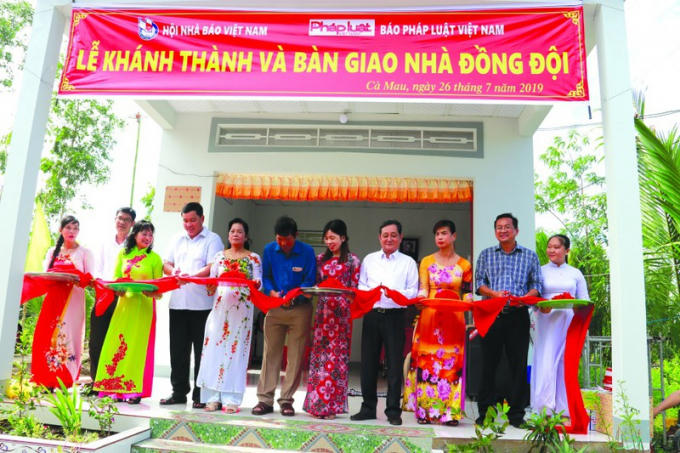 Hưởng ứng kêu gọi của Hội Nhà báo Việt Nam, Chi hội Nhà báo Báo PLVN cùng CQDĐ Báo PLVN tại ĐBSCL đã vận động đóng góp 200 triệu đồng xây dựng nhà tình nghĩa cho gia đình Nhà báo Nguyễn Mai – Anh hùng liệt sỹ tại Cà Mau.