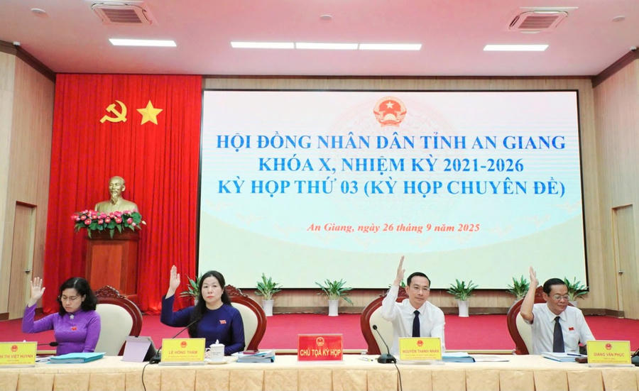 Đại biểu biểu quyết thông qua các Nghị quyết quan trọng tại kỳ họp
