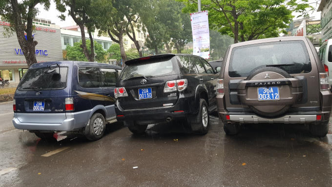 Các phương tiện biển xanh dàn hàng hàng ngang đỗ chiễm chệ ngay trước cổng Bộ Y tế.