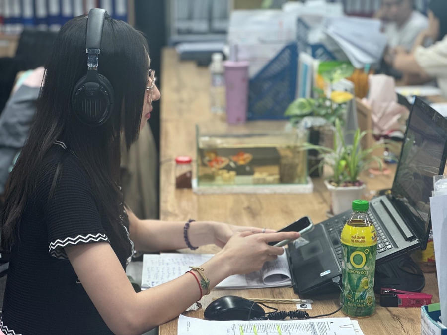 Áp lực công việc khi chạy deadline cho mùa hè khiến nhiều người trẻ thường xuyên trở nên căng thẳng, mệt mỏi.