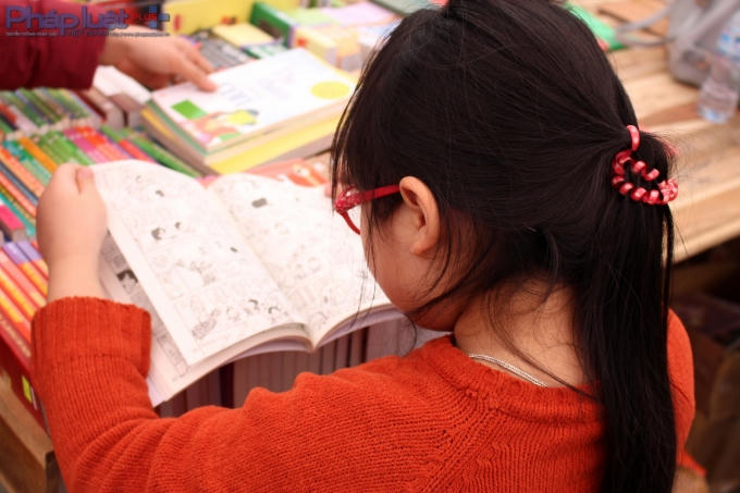 hay trẻ em tìm truyện cho riêng mình. (Ảnh: Đức Biên)