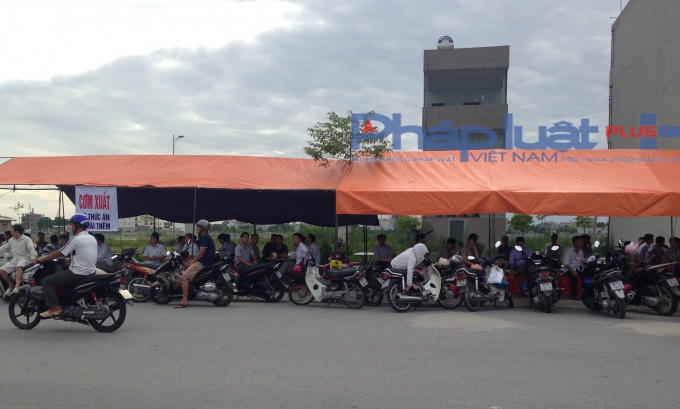 Tại điểm trường THPT chuyên Biên Hòa, một gia đình tranh thủ mở quán cơm phục vụ tại chỗ.