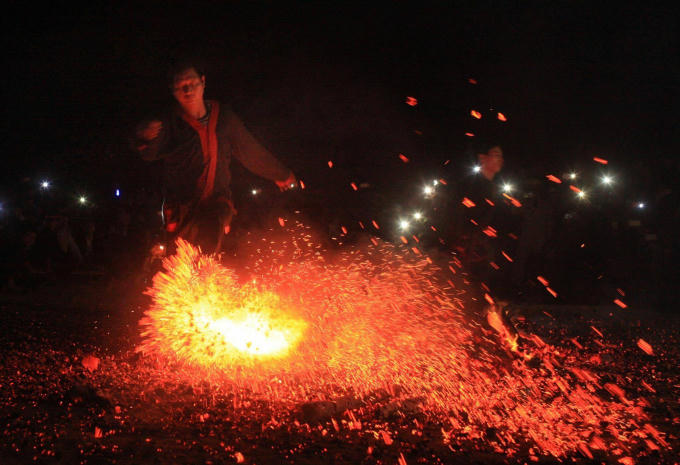 Độc đáo nghi lễ Nhảy lửa của đồng bào dân tộc Pà Thẻn (Ảnh Minh Phụng)