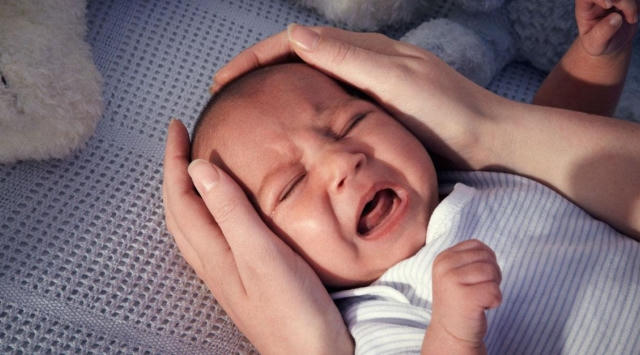 Trẻ quấy khóc đêm, đổ mồ hôi trộm do đâu?