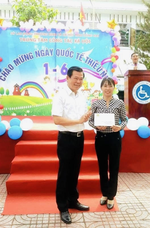 Bí thư Tỉnh ủy trao 20 triệu đồng hỗ trợ Trung tâm Công tác xã hội tỉnh.