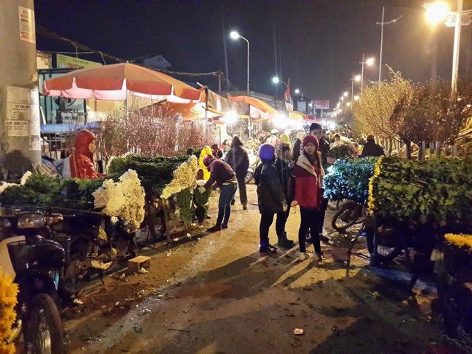 Càng về những ngày cận tết, chợ hoa càng trở nên nhộn nhịp.