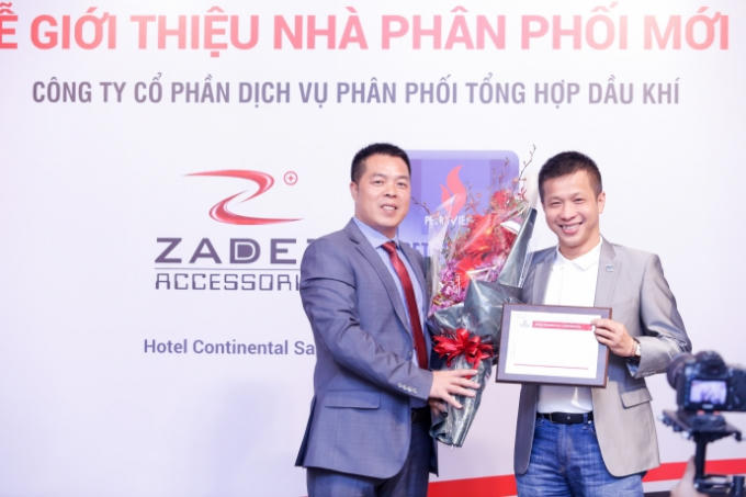 Ông Li Weihua – Phó Tổng giám đốc Zadez Technology Corporation (bên trái) trao Giấy chứng nhận Nhà phân phối mới cho ông Phan Quang Tuấn Anh – Chủ tịch Hội đồng Quản trị Công ty PSD