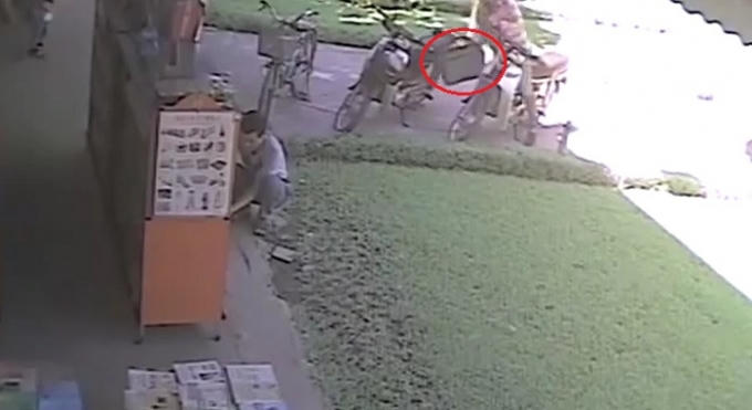 Chiếc laptop bị nam thanh niên lấy mất ngay phía sau mà nạn nhân không hề hay biết.