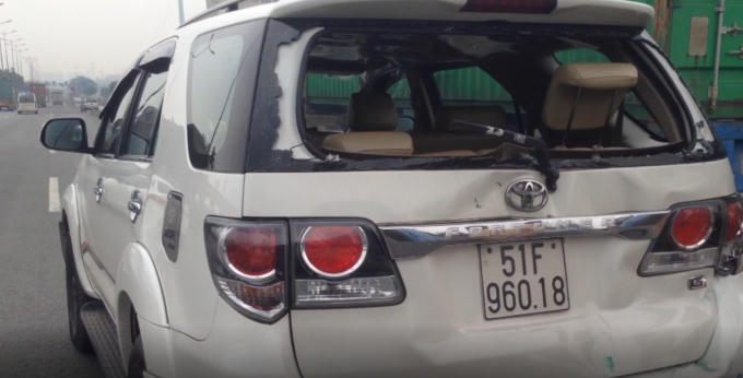 Một chiếc xe ô tô bị hư hỏng nặng sau va chạm.