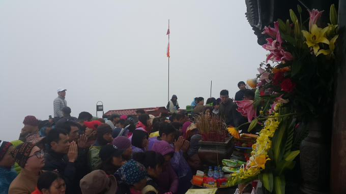 Theo ghi nhận của PV, tại ch&ugrave;a Đồng ( Y&ecirc;n Tử) nhiệt độ xuống thấp, gi&oacute; rất to vừa mưa ph&ugrave;n. Tuy thời tiết kh&ocirc;ng ủng hộ nhưng h&agrave;ng ngh&igrave;n du kh&aacute;ch thập phương vẫn ch&ocirc;n ch&acirc;n dưới c&aacute;i r&eacute;t để cầu may, cầu lộc cho gia đ&igrave;nh