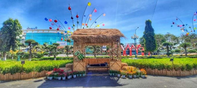 Ngoài ra, TP Phan Thiết phối hợp kêu gọi các nhóm nhạc biểu diễn trong khu vực Đường hoa Xuân để phục vụ cho nhân dân và du khách. Ngoài ra, còn có khu vực các gian hàng ẩm thực giới thiệu các món ăn đặc sản của Phan Thiết; khu vực để các doanh nghiệp giới thiệu sản phẩm.
