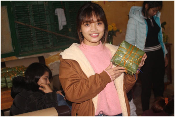 Nụ cười rạng rỡ của các TNV  bên thành quả của mình. Những chiếc bánh chưng tự tay các bạn làm gửi gắm vào đó là Tình cảm của các cháu gửi đến các cụ ở Trại Phong.