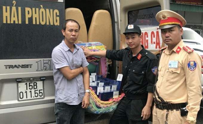 Đội Tuần tra kiểm soát giao thông số 3 bàn giao đối tượng, tang vật cho Công an huyện Tiên Yên.