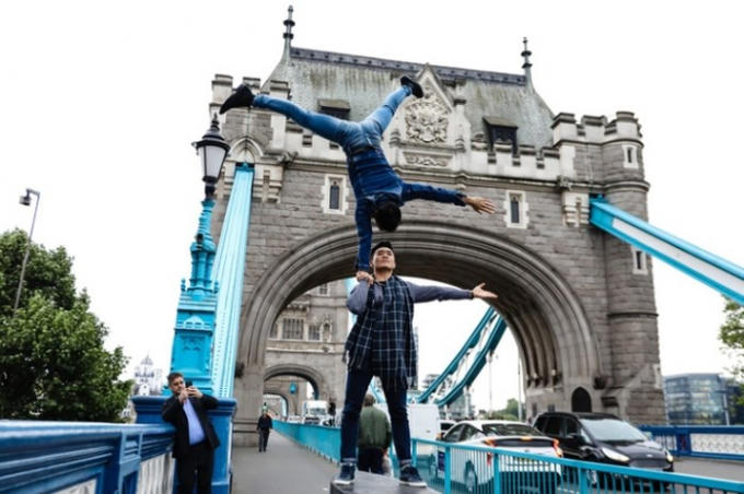 Quá trình thực hiện bộ ảnh khá là vui, khi hầu như người dân Anh nào cũng đều nhận ra 2 anh em với tiết mục chồng đầu quá ấn tượng này.