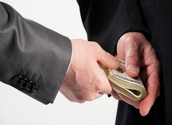 Chắt “nổ" với chị Loan có nhiều mối quan hệ với lãnh đạo cấp cao có thể xin việc làm hoặc xin đi học. Ảnh minh họa