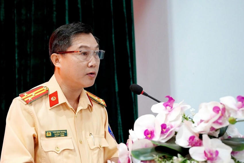 Thượng tá Trần Minh Hoàng nhấn mạnh, các sát hạch viên, cán bộ kỹ thuật, thư ký hội đồng phải làm việc với tinh thần trách nhiệm cao nhất, hiệu quả nhất. Ảnh: congan.longan.gov.vn