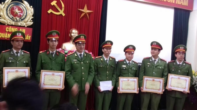 Hội nghị khen thưởng các tập thể, cá nhân có thành tích xuất sắc trong việc khám phá nhanh vụ cướp táo bạo xảy ra trên địa bàn quận Cầu Giấy.