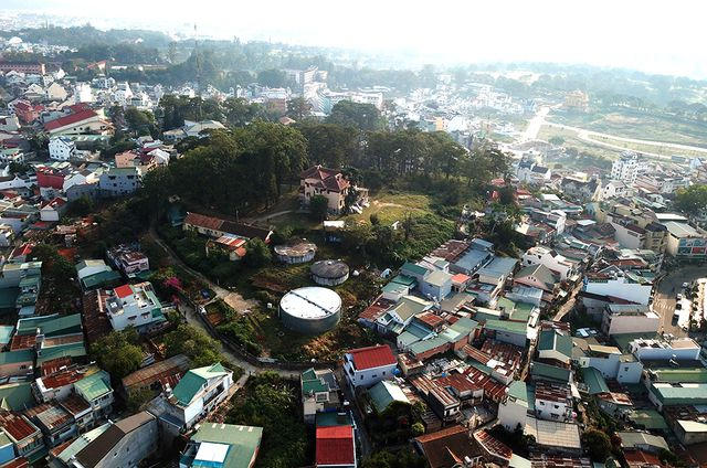 Dinh tỉnh trưởng ở TP Đà Lạt tòa lạc trên đỉnh một ngôi đồi cao giữa trung tâm thành phố. Dinh được xây dựng từ năm 1910 và là nơi ở của tỉnh trưởng Tuyên Đức thời Pháp thuộc.