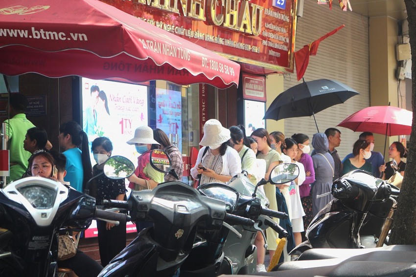Người dân xếp hàng đi mua/bán vàng trong ngày 10/5/2024.