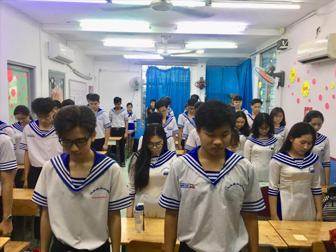 Ngay trong lớp học Gạc Ma, các em dành một phút mặc niệm để tưởng nhớ các anh hùng liệt sĩ đã hy sinh cho đất nước 