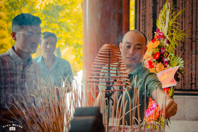 Tổng thư ký tòa soạn Pháp luật Plus Phạm Quốc Cường (bìa phải) và nhà báo Hà Ánh Bình - Trưởng VP Đại diện phía Nam báo PLVN (bìa trái) dâng hương đến 10 cô gái ngã ba Đồng Lộc.