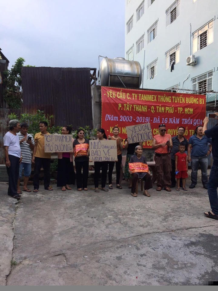 Cư dân tại tuyến đường B1 nhiều lần căng băng rôn yêu cầu Tanimex và chính quyền giải quyết việc thông đường.