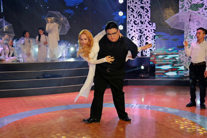 Lạ mắt với màn múa trên nền nhạc Trịnh của Khánh Thi và Vương Khang