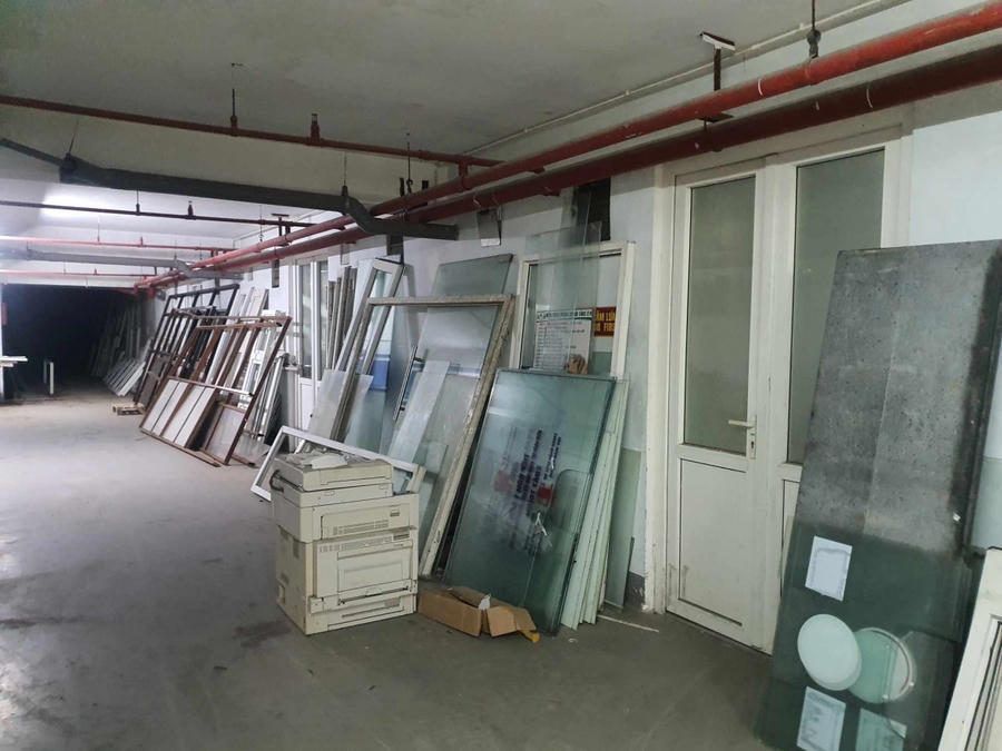 Ga ra để xe được sử dụng làm kho chứa hồ sơ.