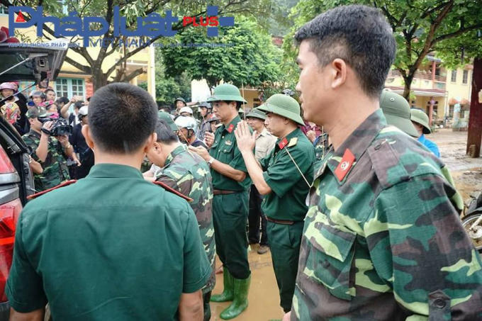 Lực lượng cứu hộ thắp hương cho nạn nhân thứ 3 vừa được tìm thấy. (Ảnh: Tiến Vũ)